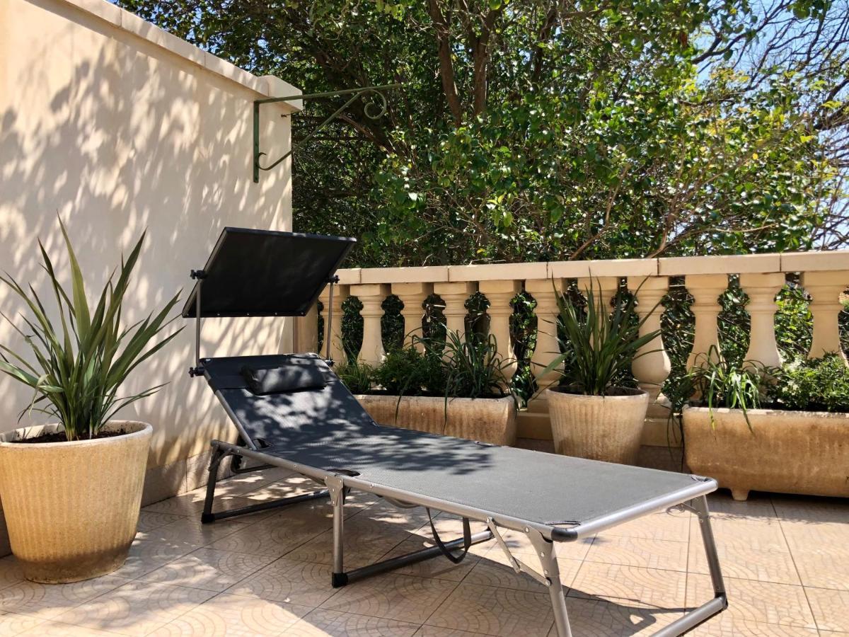 Cote Jardin Est Un Spacieux Et Lumineux T3, Entierement Renove, A 2 Pas De L'Herault Et A 10Min Du Bord De Mer Proche Du Centre Historique Et Du Fabuleux Chateau Laurens, Vous Apprecierez Le Calme De Sa Belle Terrasse Et La Vue Superbe Sur Le Jardin アグド エクステリア 写真